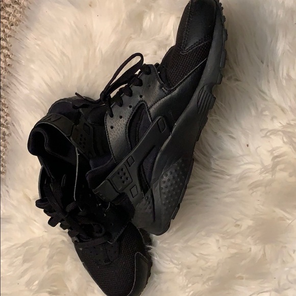 Black Nike Huaraches - Picture 1 of 3